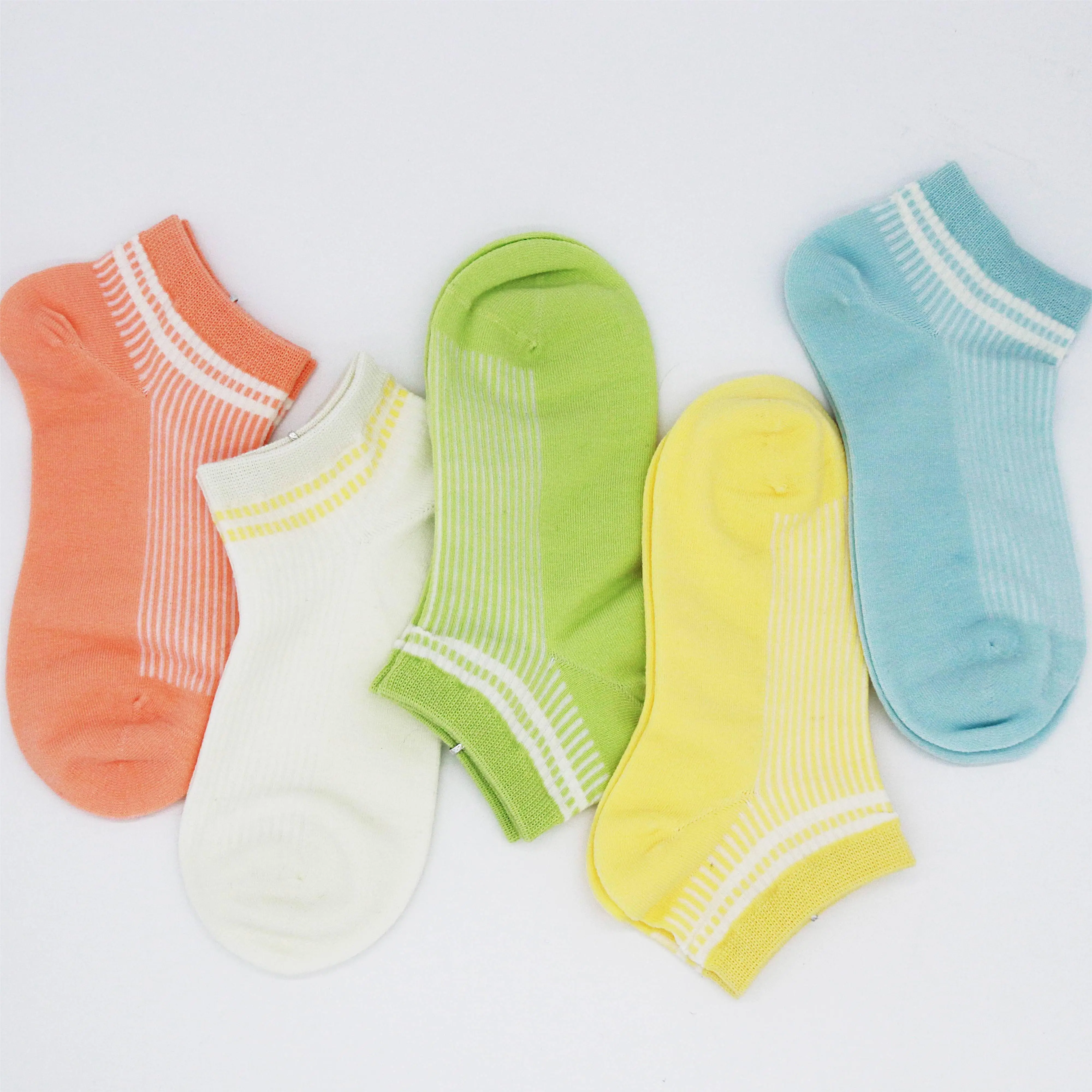 2025 Новый дизайн женские носки милые красочные хлопчатобумажные для женщин