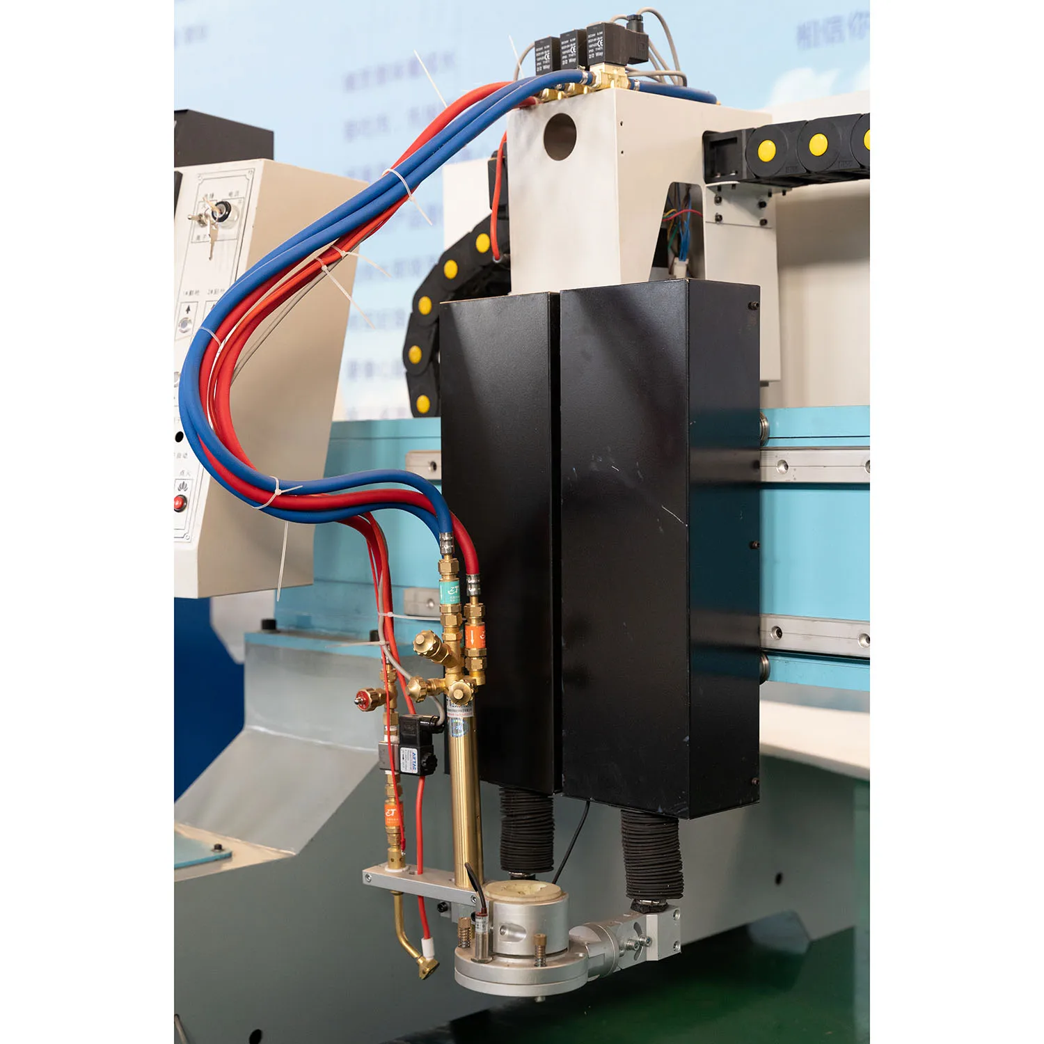 Низкая цена, готовое к отправке оборудование для плазменной и плазменной резки типа CNC