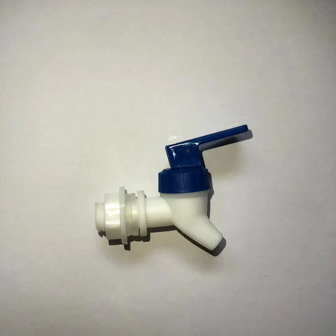 
 Пластиковый водопроводный кран  