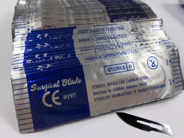 Scalpel Blades #22 Includes #4 Metal Handle Suitable for Dermaplaning, Crafts, Medical/Surgical Instruments/Equipment