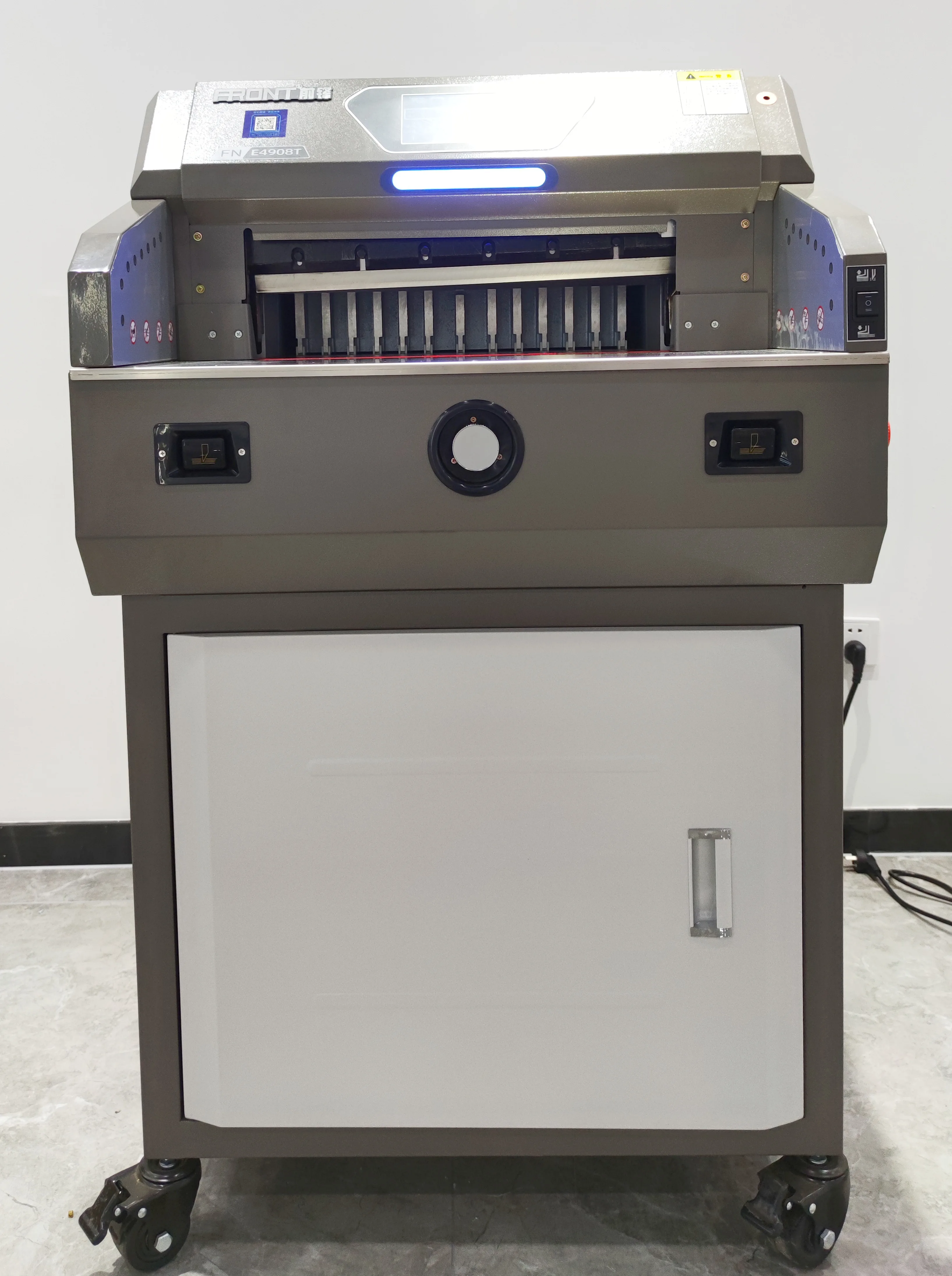 490 мм электрическая машина для резки бумаги с 7 дюймовым сенсорным экраном E4908T Сделано в Китае спереди