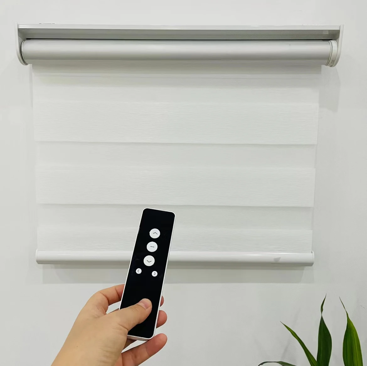 25mm Built-in Remote Control Roller Shades DC Electric Tubular Motor Powered by Rechargeable Battery