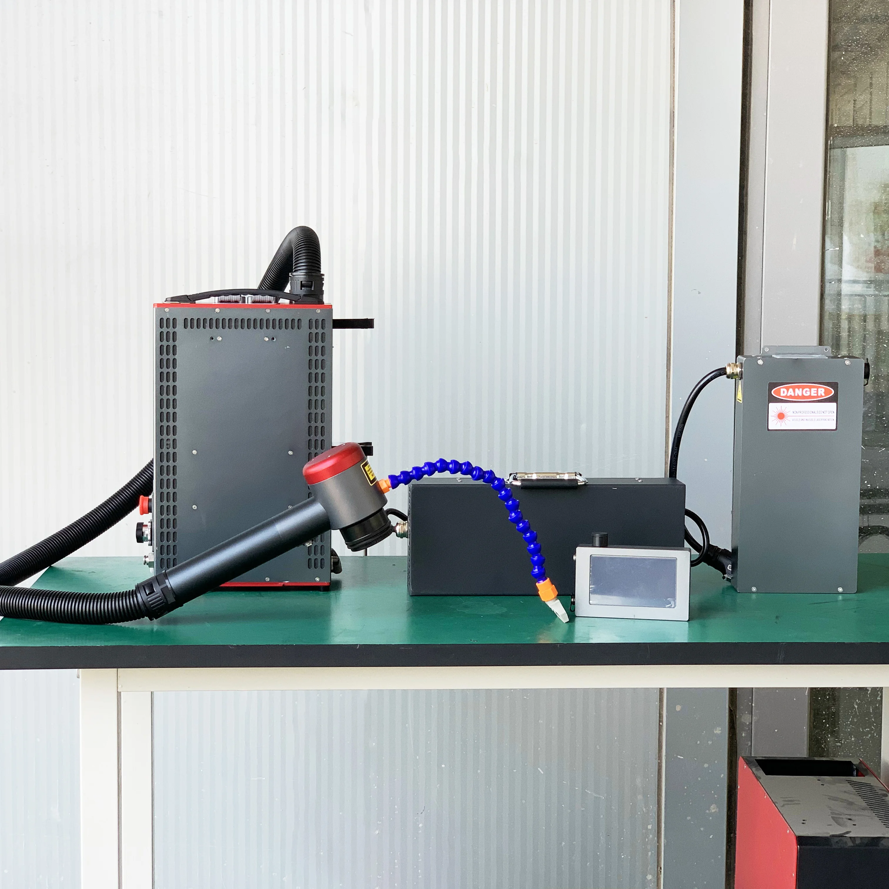 Backpack laser cleaner for wood wall paint metal rust cleaning laser machine hot sale 300W 500W