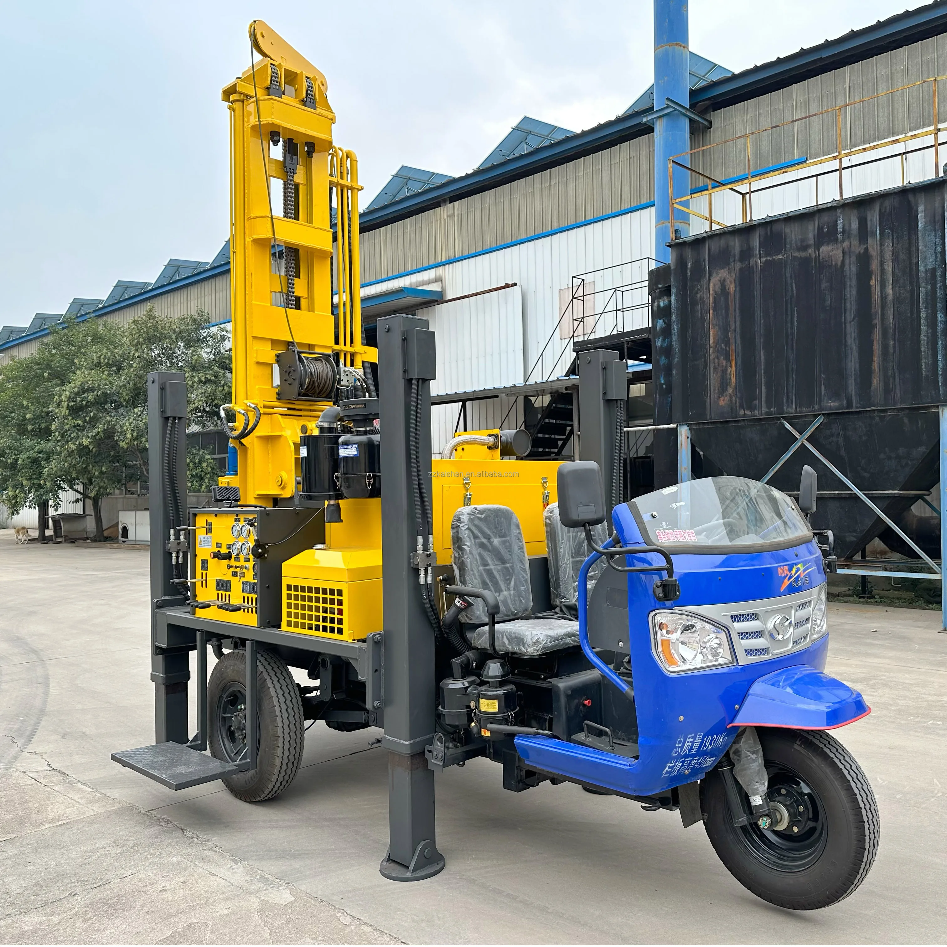 Car moved vehicle-mounted water well drilling rig