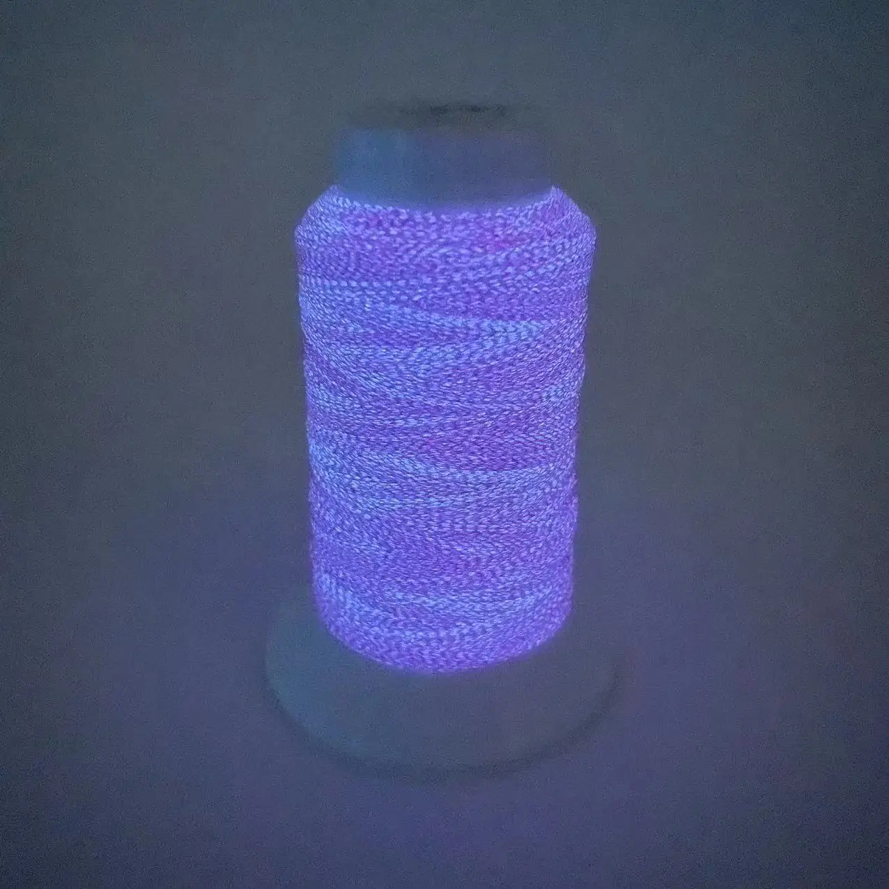 Новый продукт, светящиеся в темноте, швейные нити, светящиеся 104 цвета, светящиеся в темноте, вышитые нити