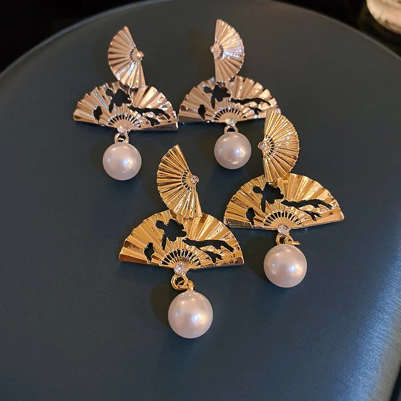 DAIHE 2024 New Unique Design Chinese Style Fan Studded Pearl Pendant Earrings For Women