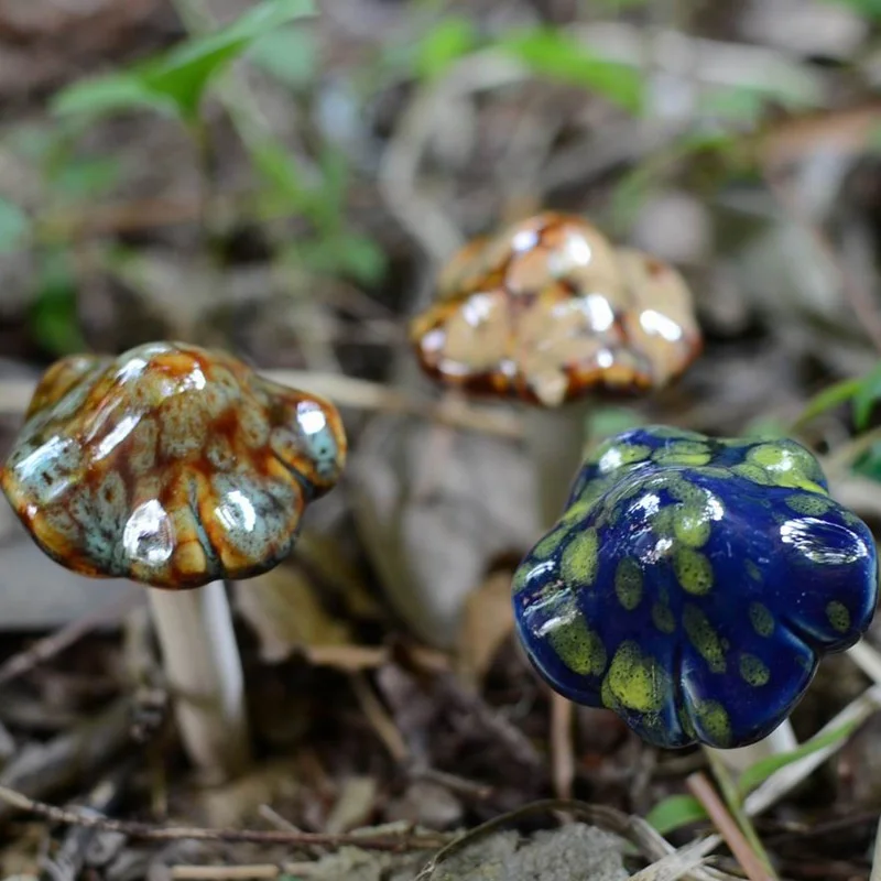 Wholesale Hot Sale Ceramic Small Mushrooms Garden Ornaments Crafts Home Outdoor Lawn Yard Gardening Decoration
