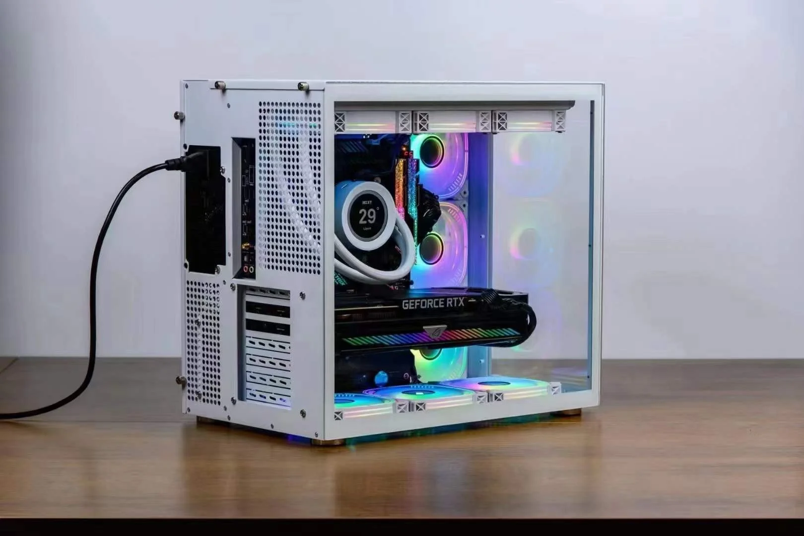 2022 Well Designed Vertical Graphic Cards Plug-in Super ATX Gaming Computer Case/Full View Cool Gamer PC Chassis with RGB strip