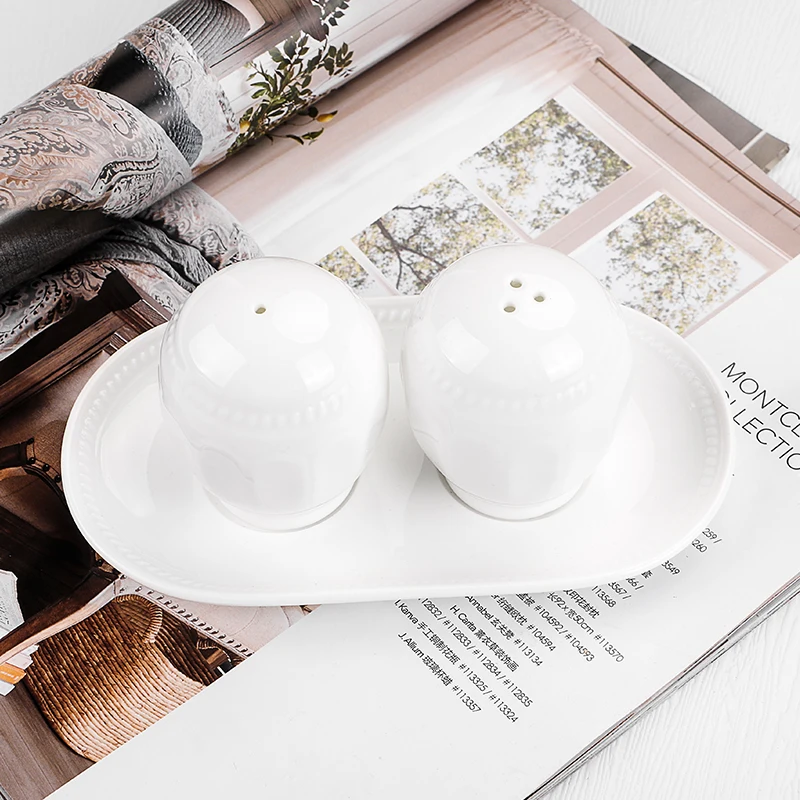 Оптовая продажа дешевый простой белый маленький керамический шейкер для соли и перца набор гостиничного ресторана