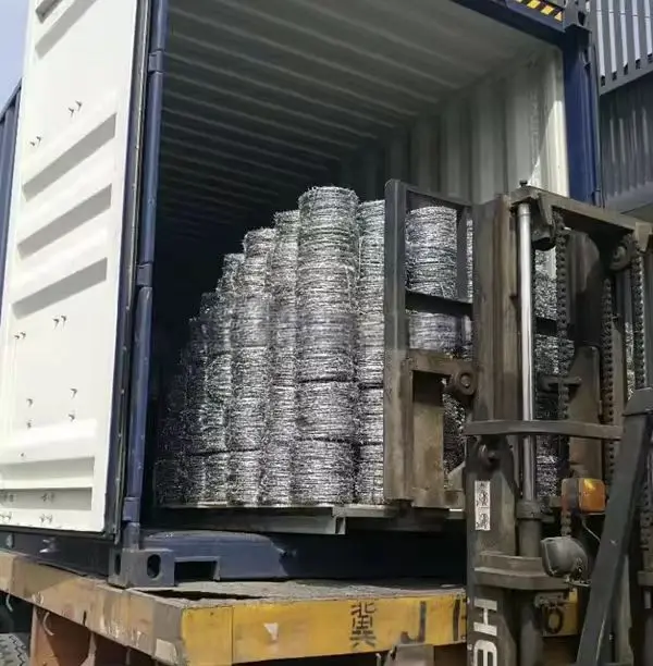 High Quality Galvanized Barbed Wire Roll 2.3mm 2.7mm Double Twisted Anti Climb Blade Barbed Wire for Prison Soil Security