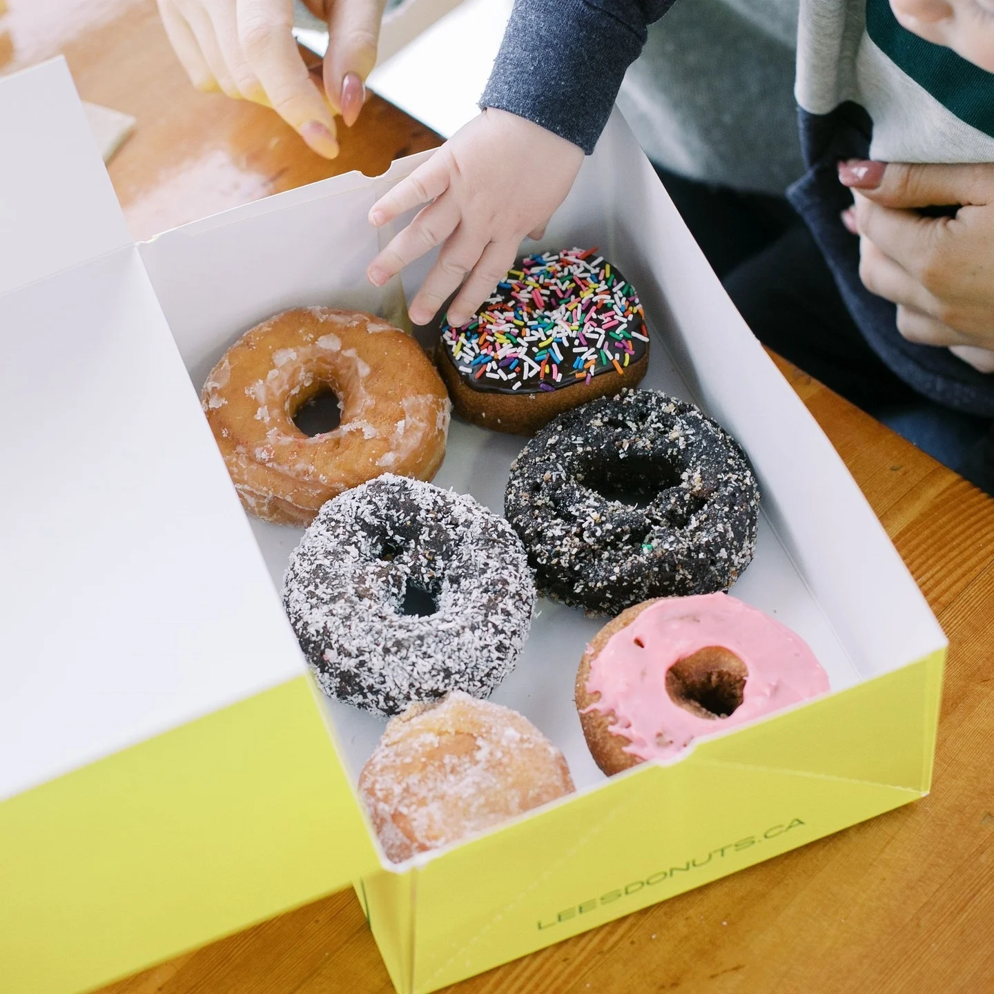 Custom Printed Luxury Sweet Pastry Dessert Mini Donuts Food Packaging Doughnut Box