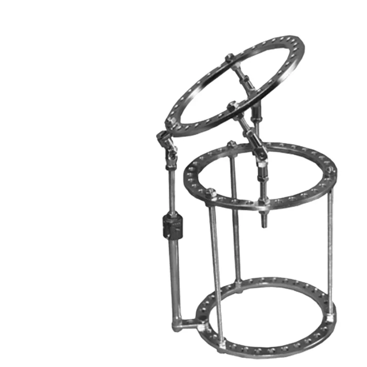 Конструкция бедренных суставов, фрагмент тазового сустава, феморальный внешний фиксатор ilizarov, внешний фиксатор