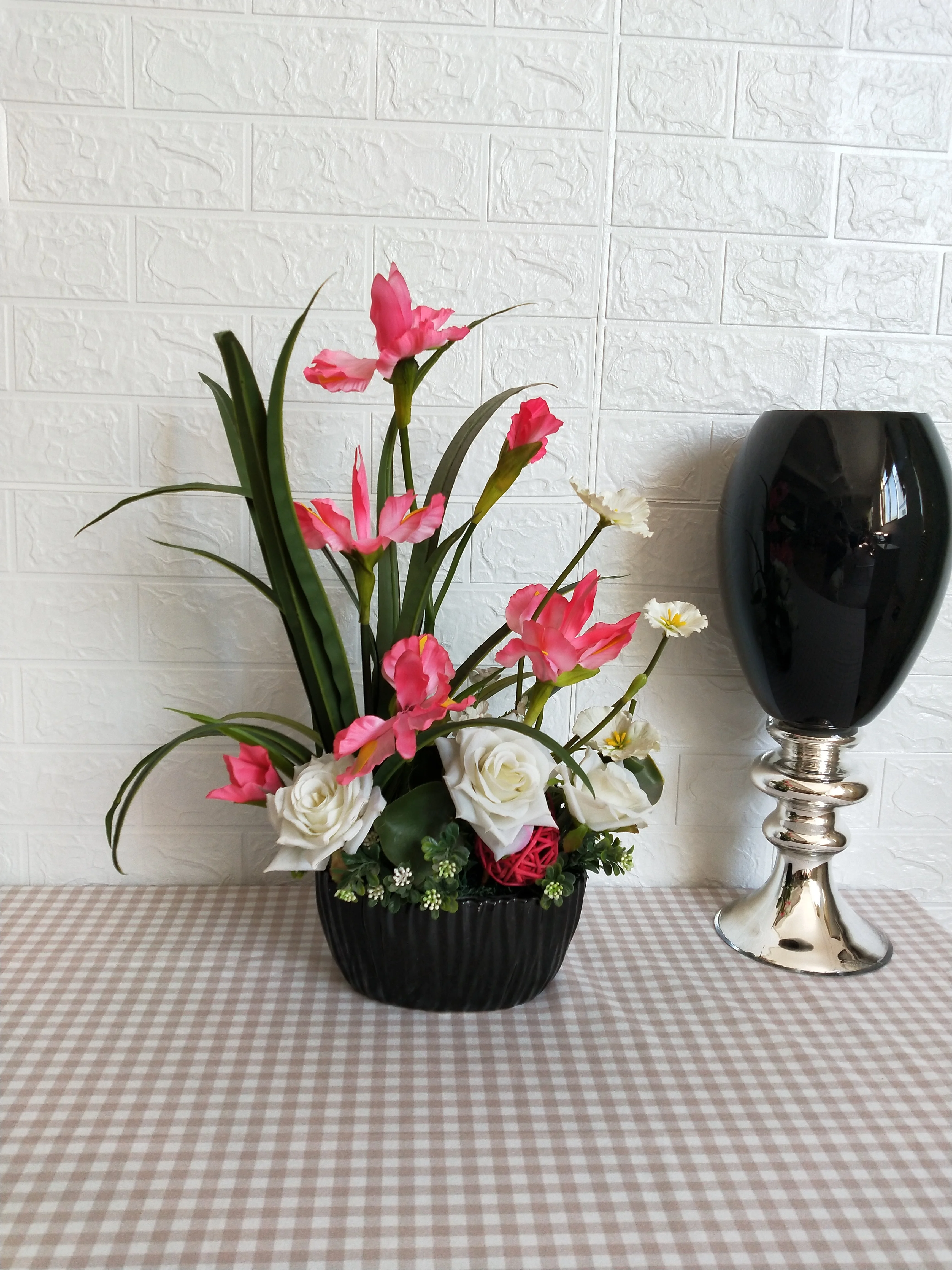 
2021 AMAZON hot-sale Perfect Home Decoration Artificial Floral Arrangement Colorful Silk Flowers in Balck pot for unique gift 
