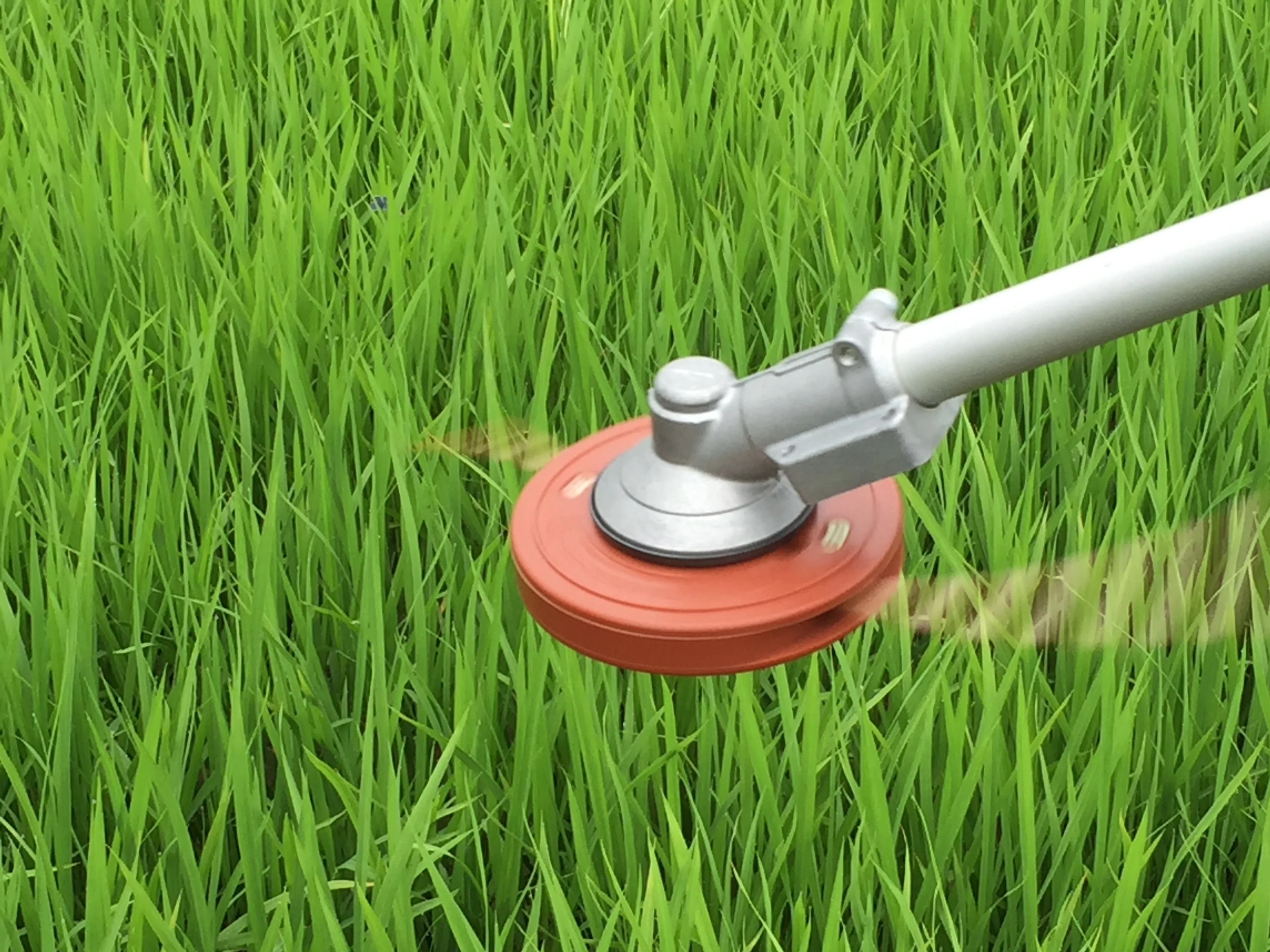 Комбинация головки резака, довольно удобная электрическая косилка, триммер для травы