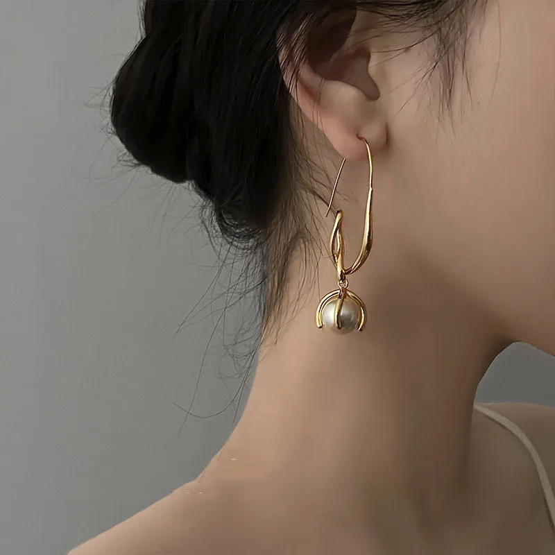 INS Style Elegant Geometric Gold Plated Irregular Claw Setting Pearl Hoop Earrings for Women Jewelry