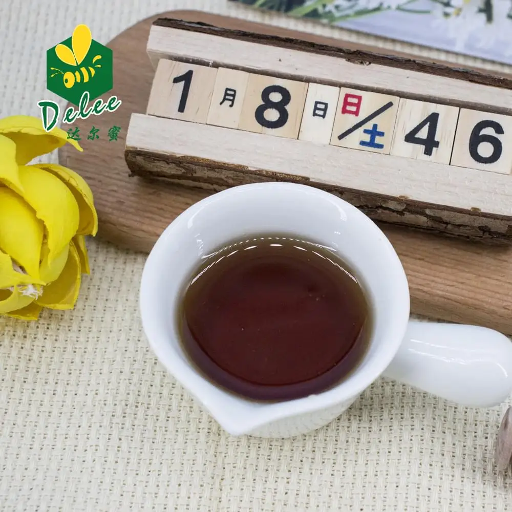 Зрелый гречневый мед в пластиковой бутылке