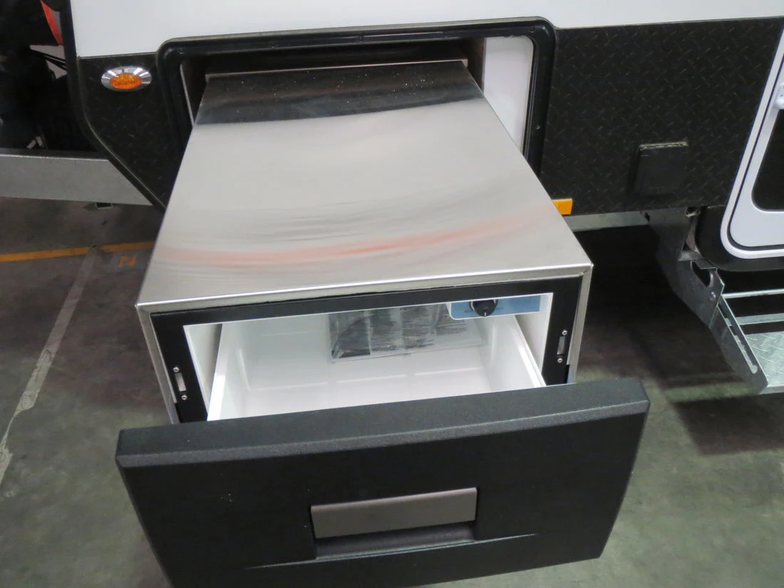 Австралийский популярный расширяемый большой трейлер SpaceCaravan с палаткой для