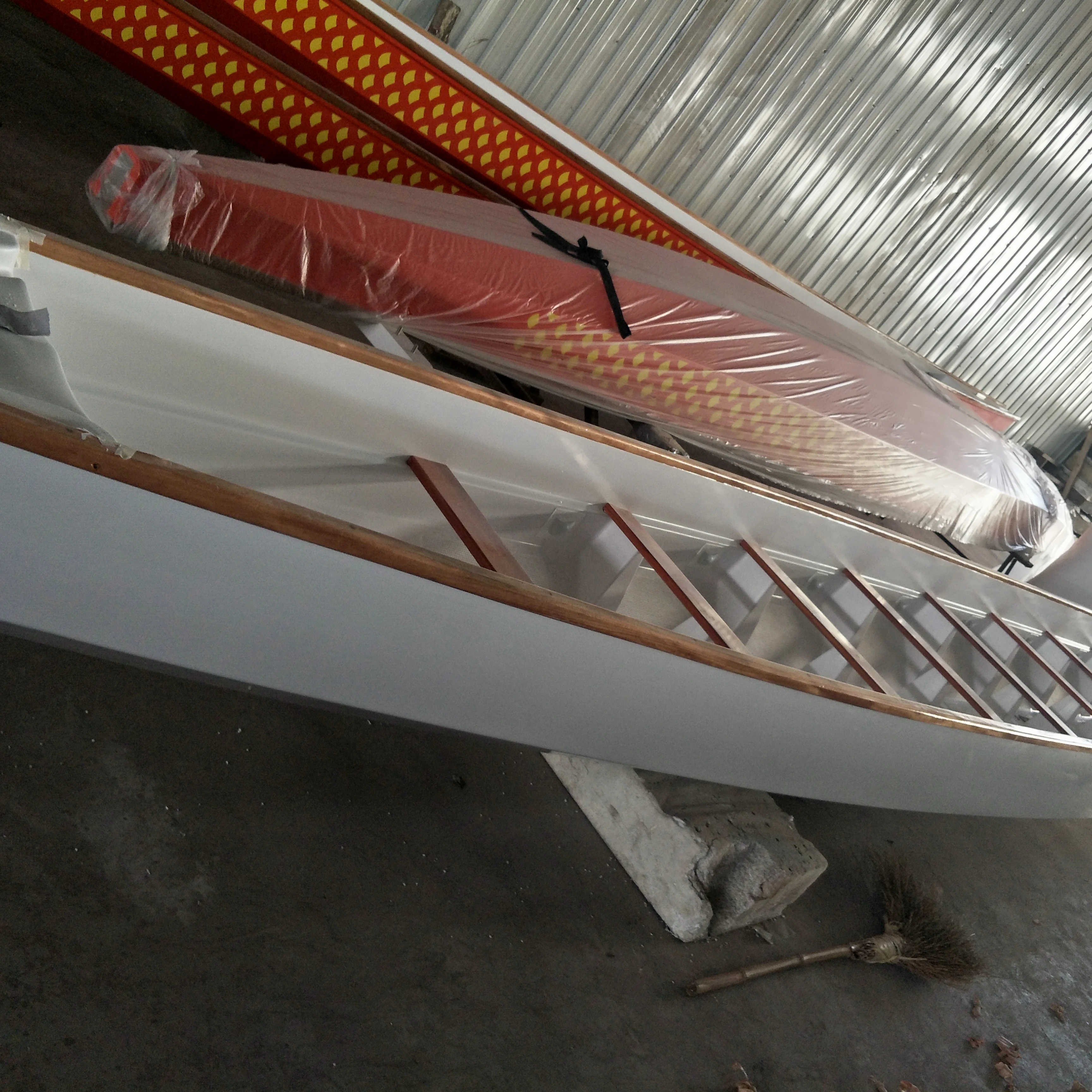 Сертифицированный высококачественный гребной аппарат RUI IDBF с белыми и красными деревянными сиденьями на продажу