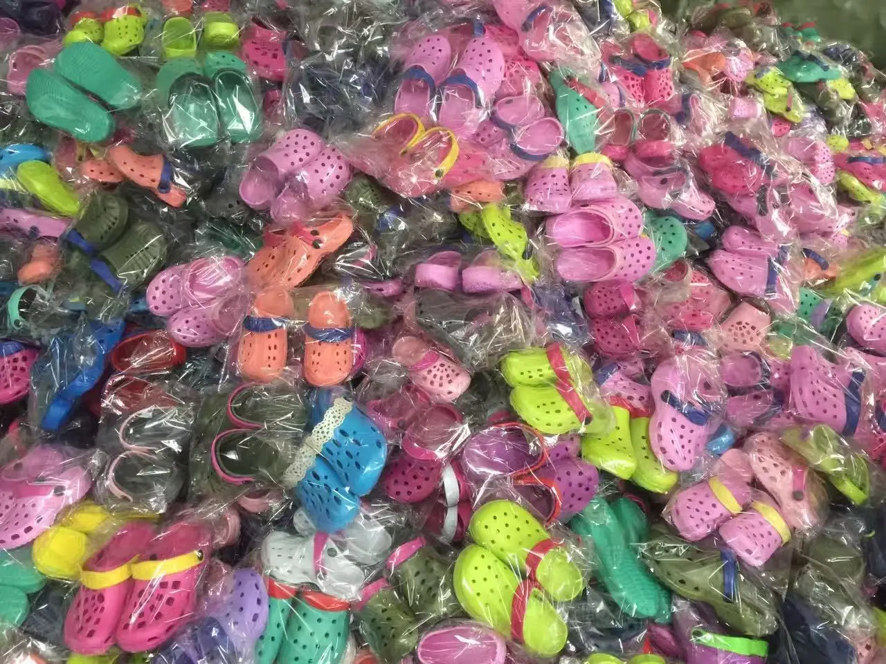 Bulk Wholesale Cheap Garden shoes for children boys girls summer EVA Hole sandals waterpoof flat clogs kids beach sandals