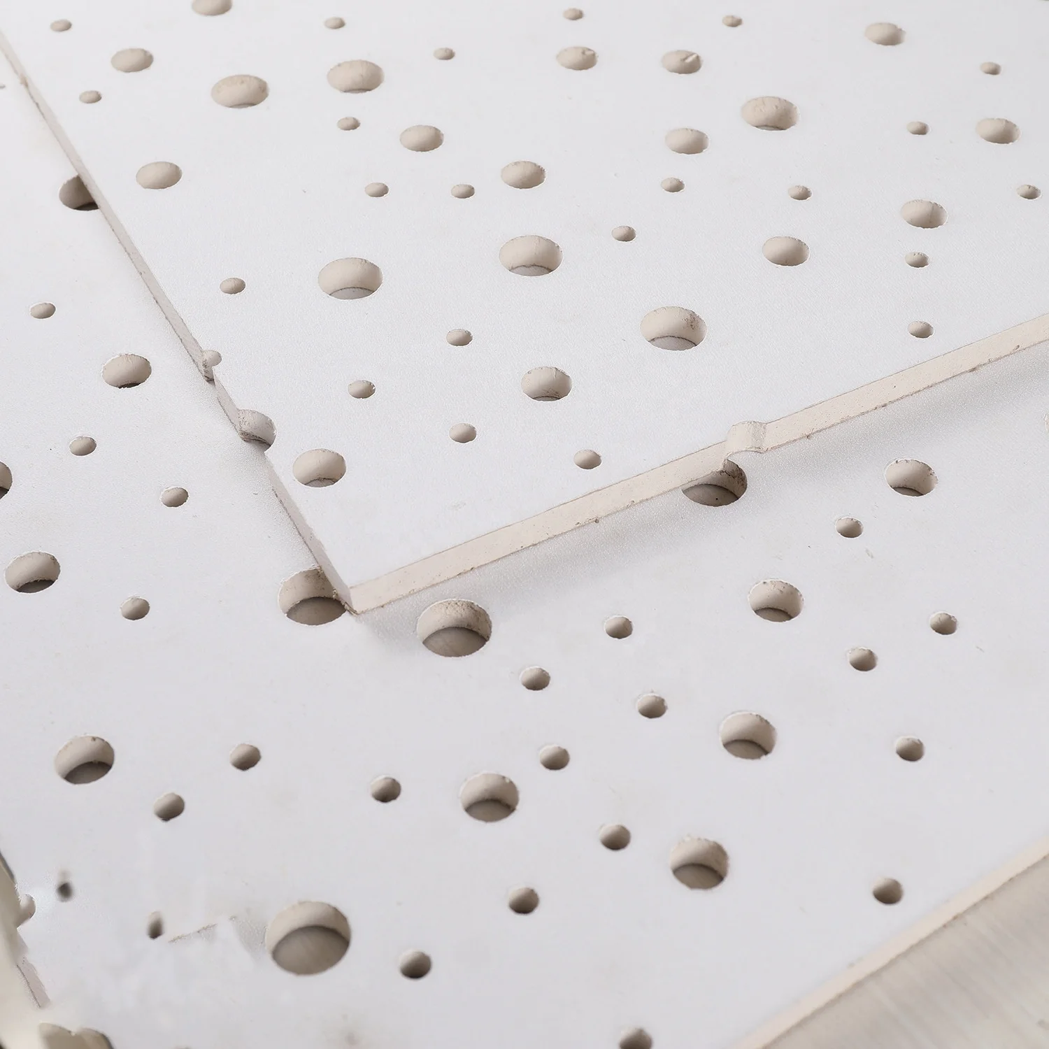 Плавная перфорированная конструкция гипсокартон