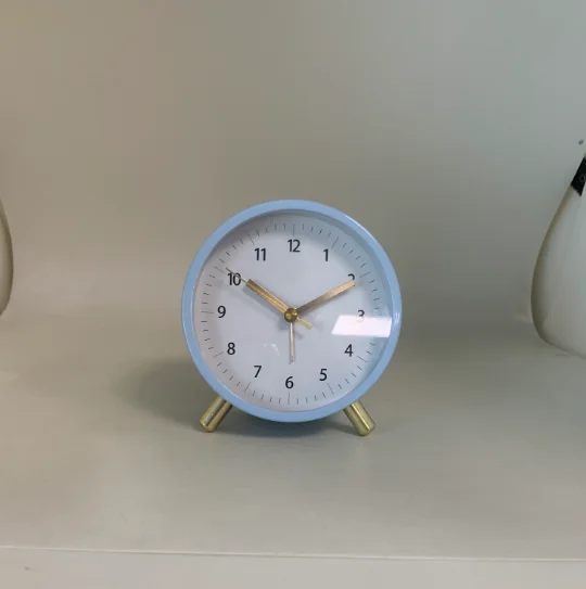 Metal desk table clocks custom Analog retro alarm clock with night light Battery Operated Simply Design for Living Room Bedroom