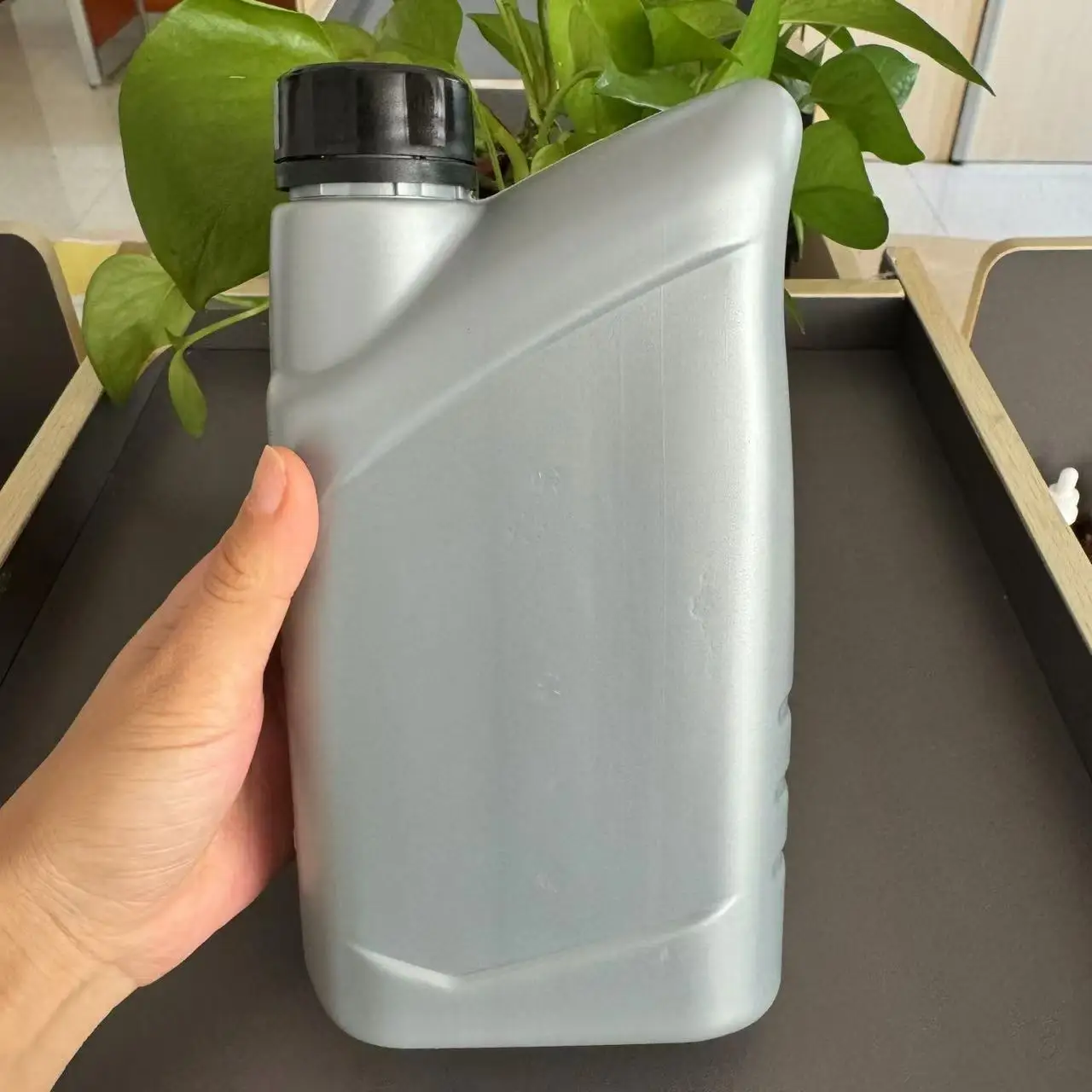 Grey 1000ML HDPE Motor Oil Bottle Plastic Jerry Can For Oil Packaging 1L