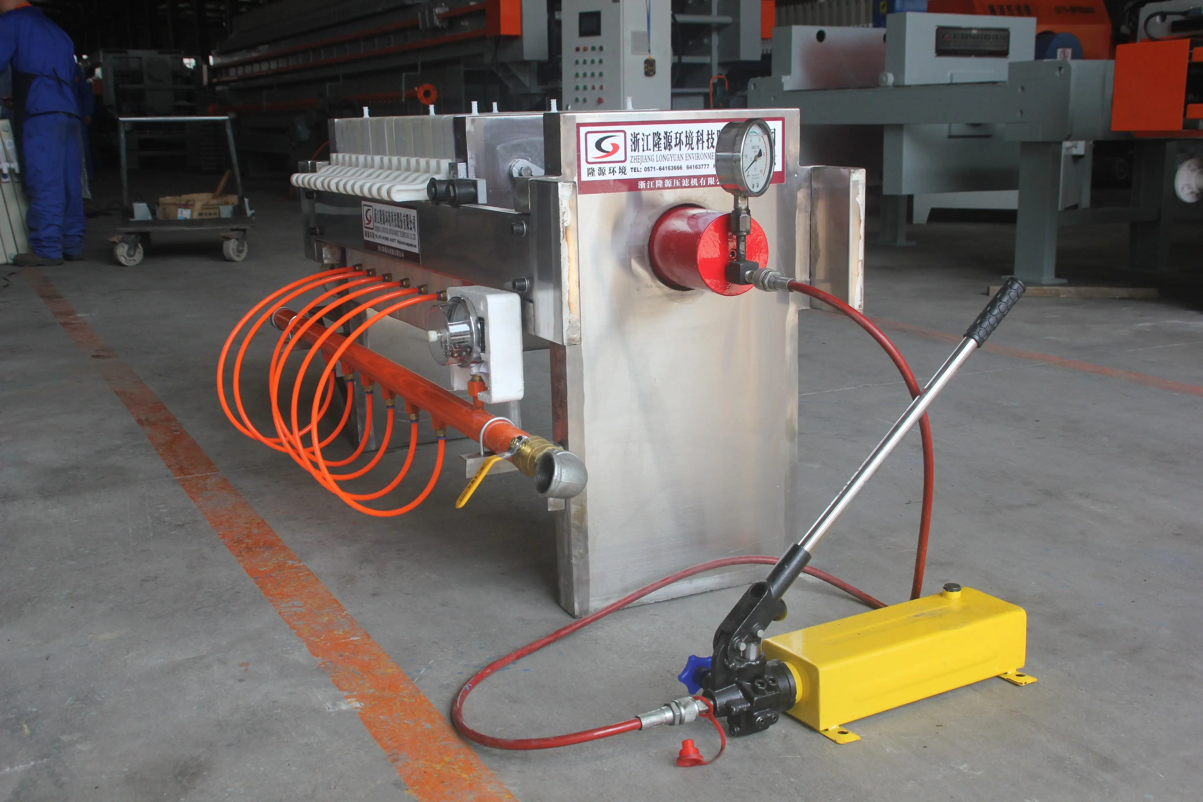 Small/miniature integrated manual filter press for filtering solids and liquids