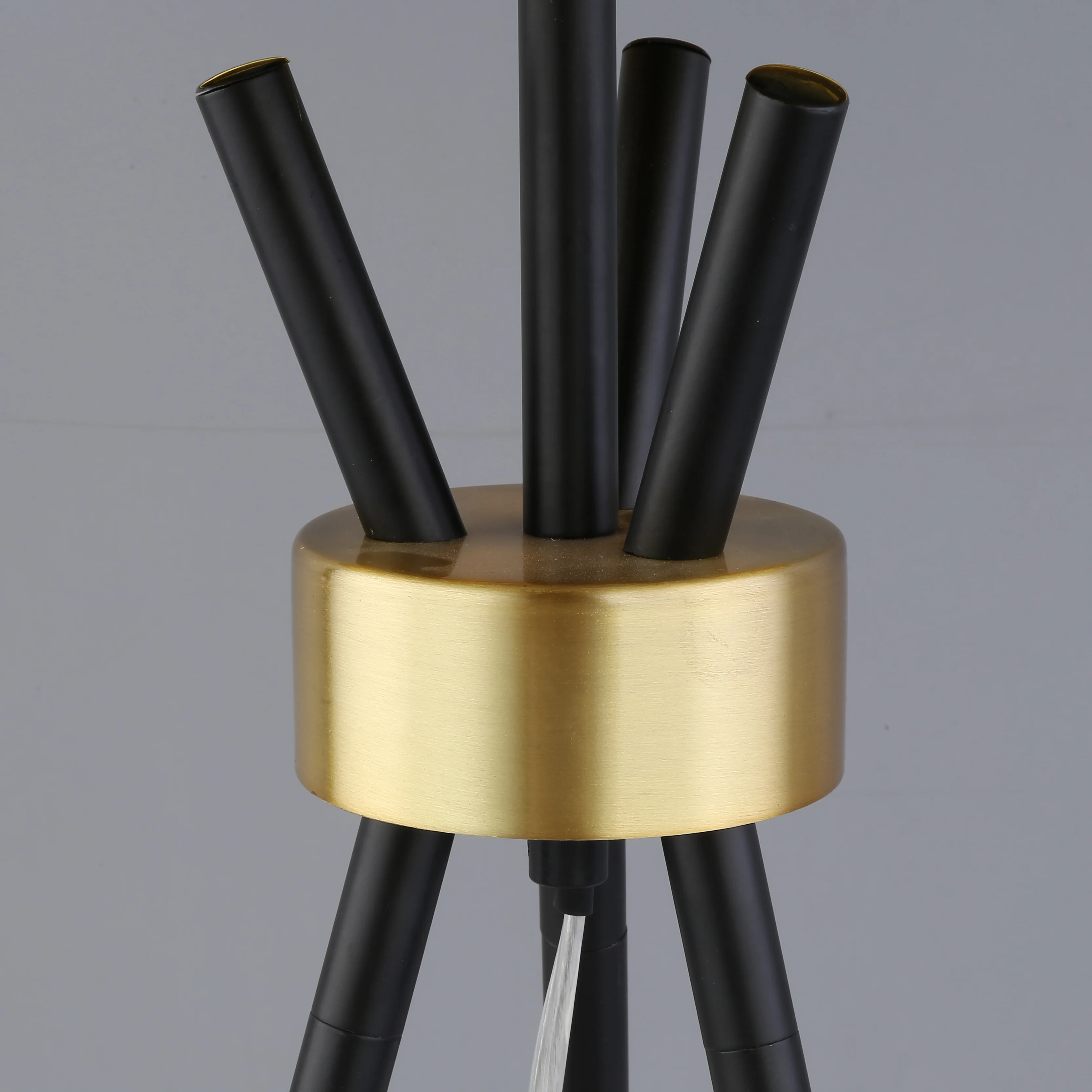 Indoor European Style Black and Gold Metal Restaurant Classical Tripod Table Lamp Desk