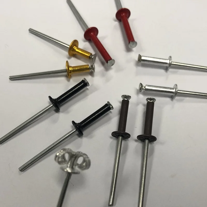 Модные заклепки 4*13 желтого или синего коричневого цвета на