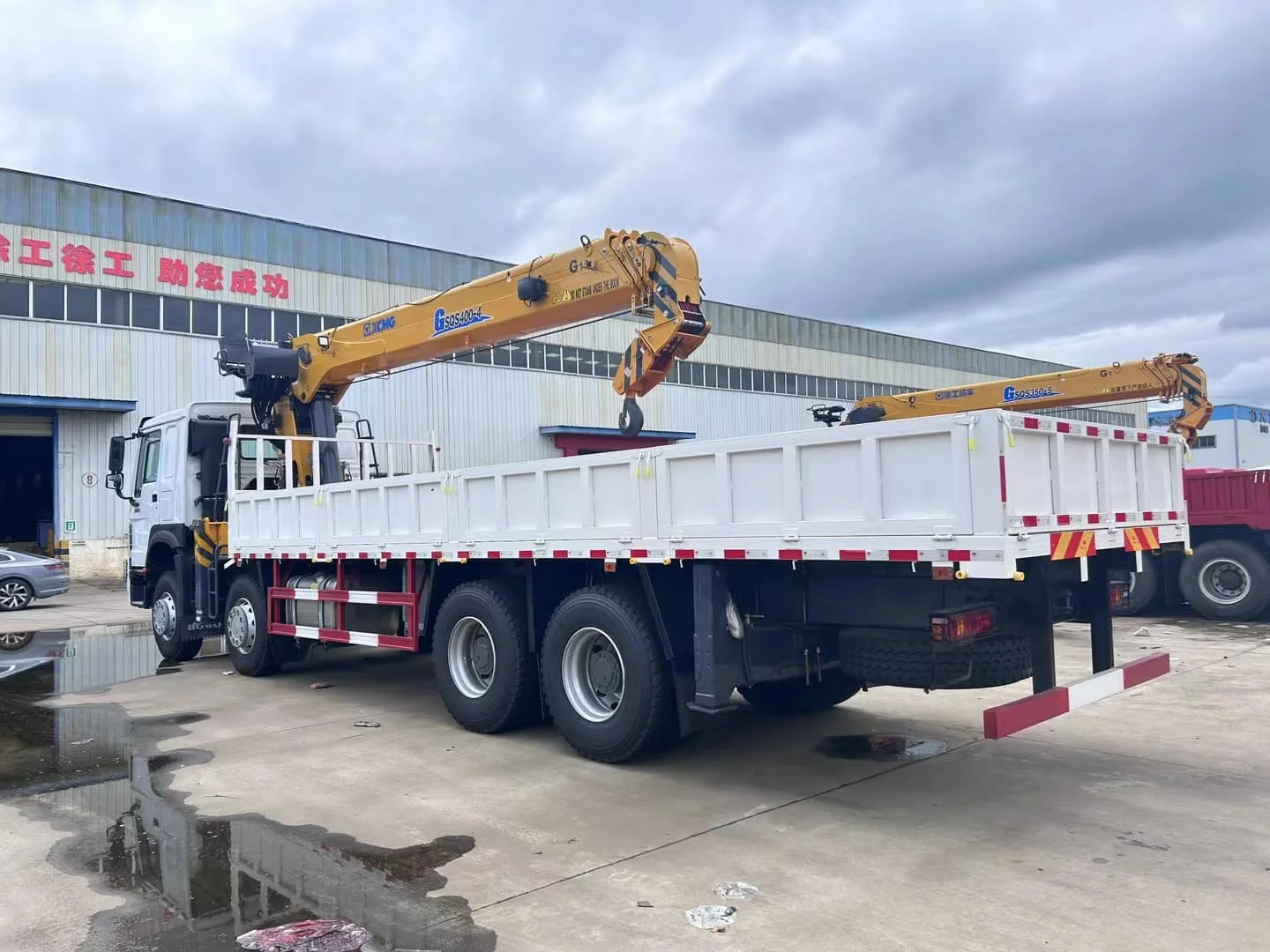 SINOTRUCK Chassis 6x4 8x4 Straight Arm Truck Mounted Crane With 8Ton 10Ton 12Ton Rated Load Capacity Truck Crane