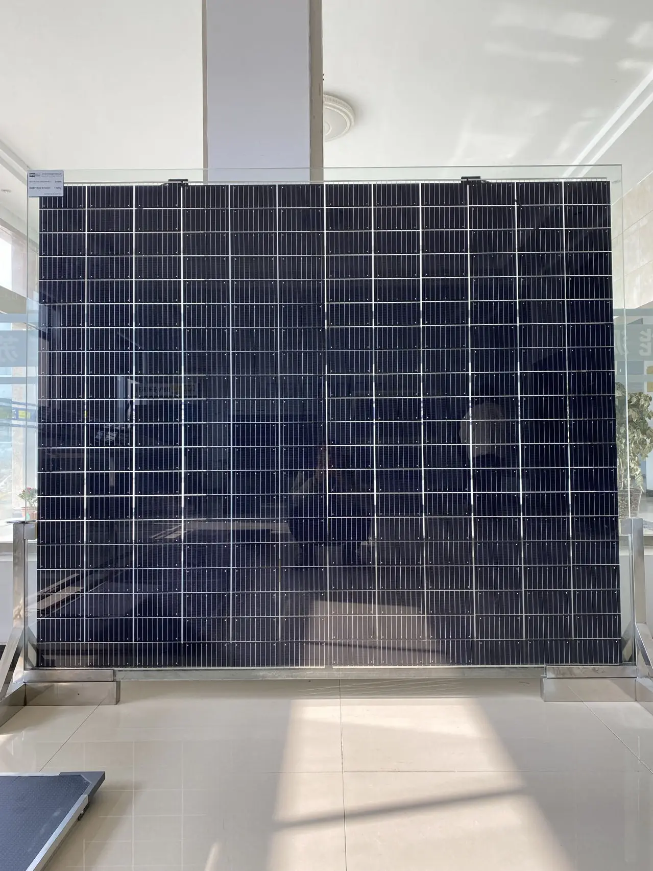 Customizable 750*750*19mm Solar non-slip floor tiles 90W BIPV Solar