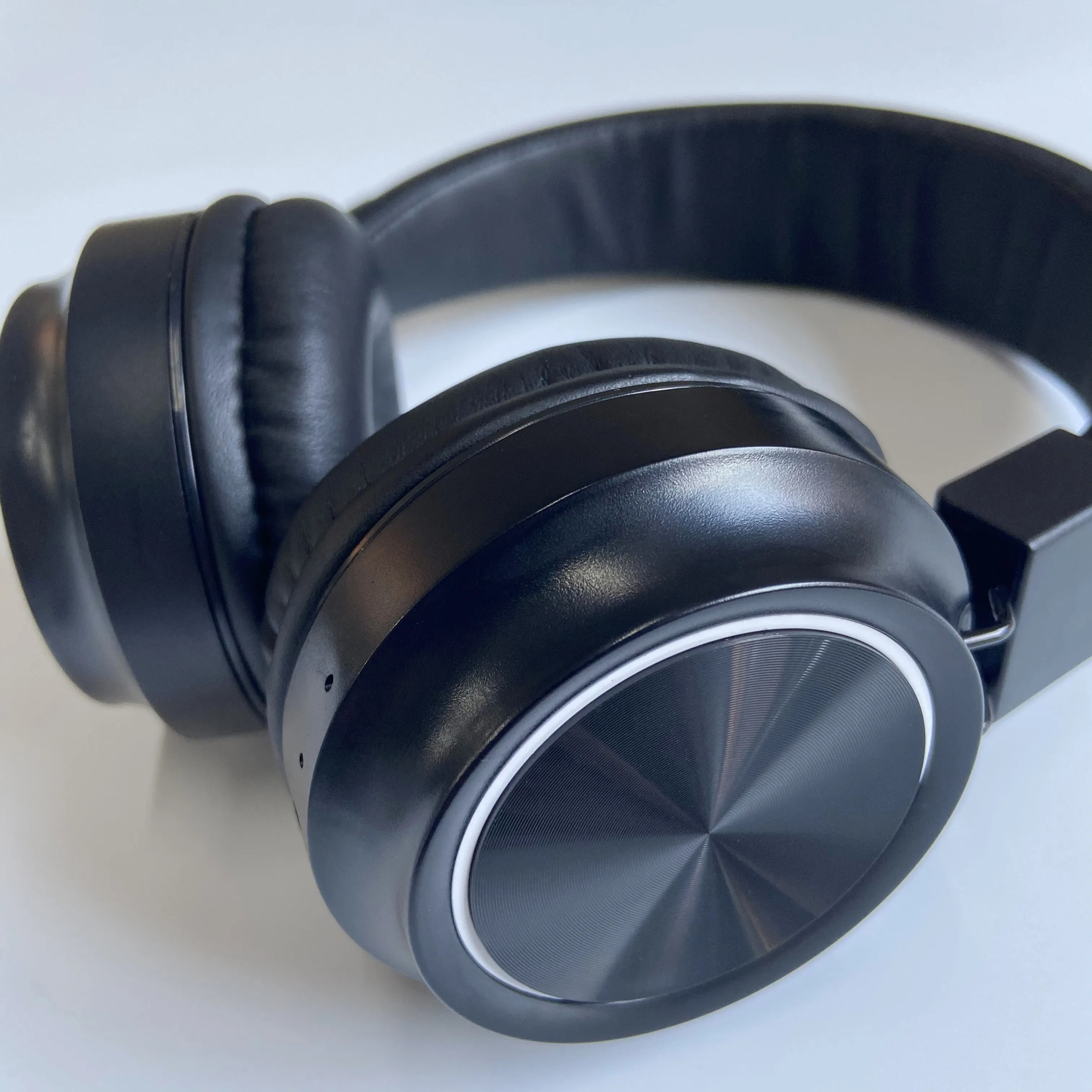 Беспроводные наушники регулируемые Hi-Fi стерео складные со встроенным микрофоном и регулировкой