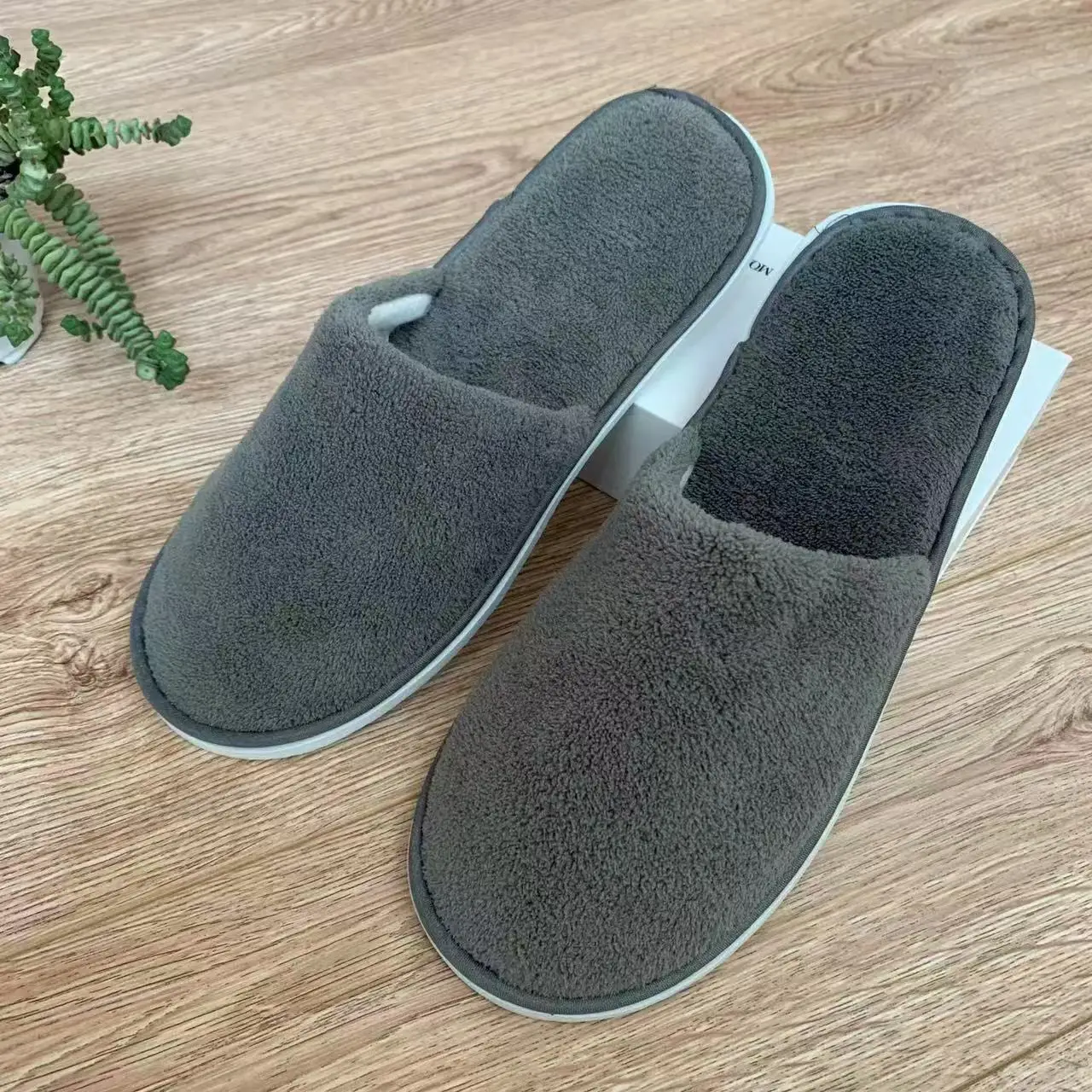 Wholesale Deluxe Disposable Hotel Rooms Spa Slippers Personalised Coral Velvet Slippers Resort Slippers