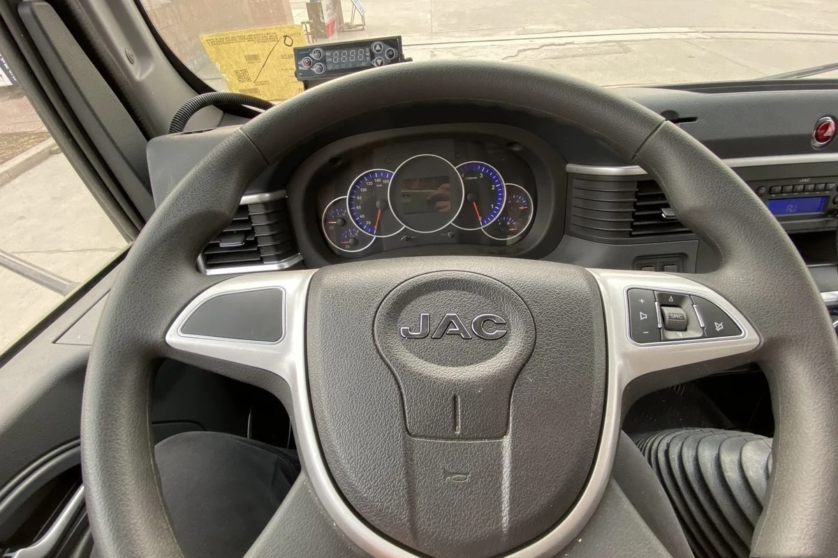 With custom private label 1.1t load 4 x 2 diesel truck refrigerated trailer