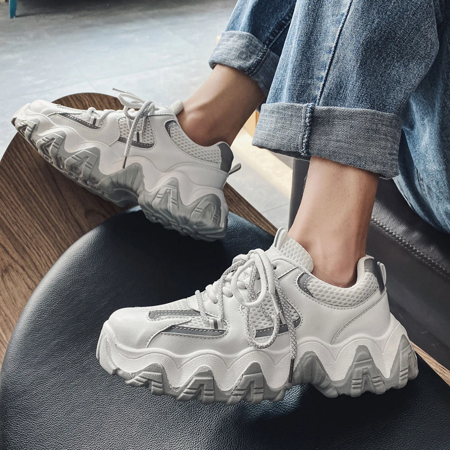 China low cut nonslip walking casual thick sole platform shoes light reflecting elevated retro fashion boy sneakers for men