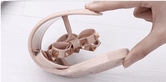 Sandals Shoes 2019arrivals Lady flat plastic sandals jelly shoes Rivet clip toe slippers R001 SlippersFlat Sandals