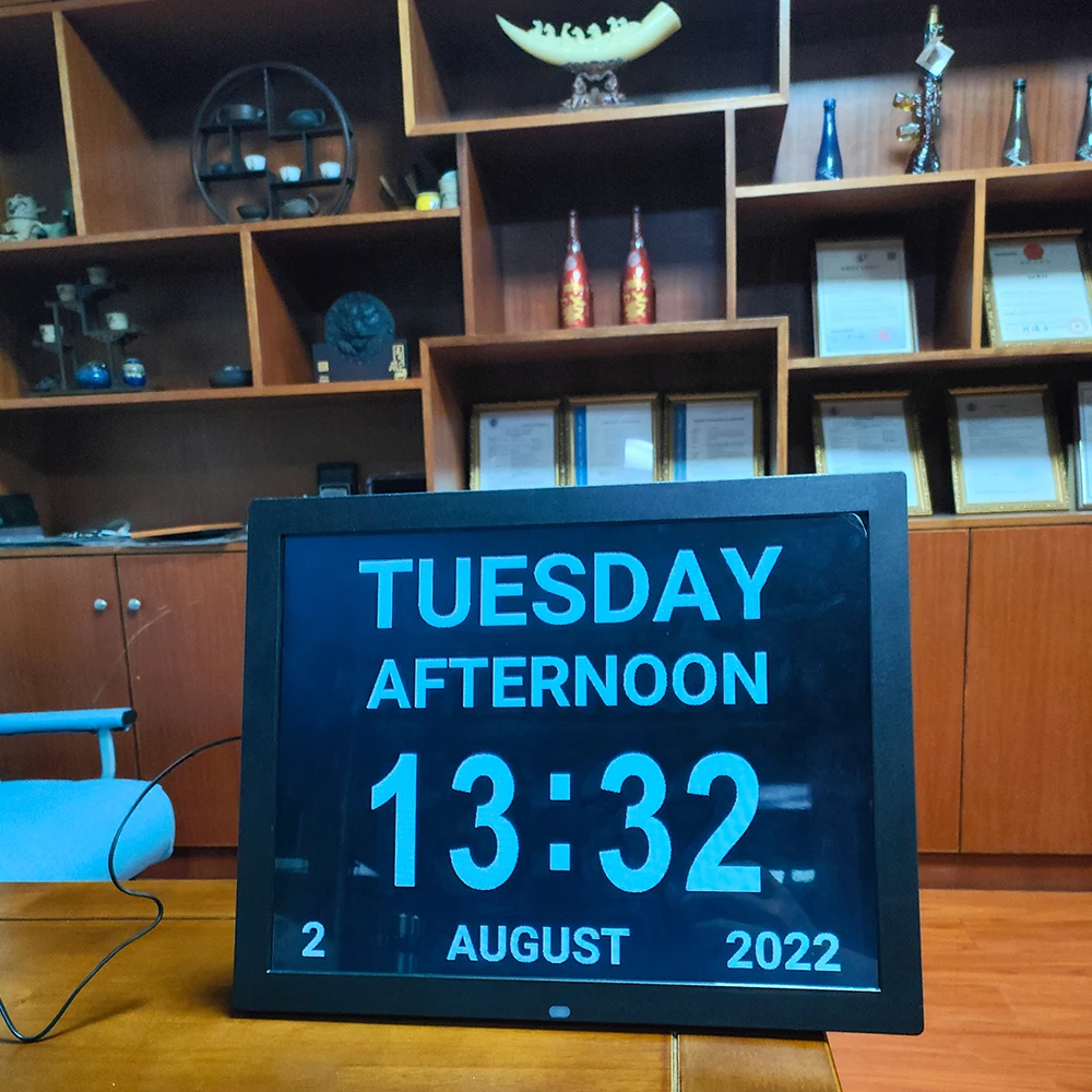 15-дюймовые светодиодные цифровые настенные часы с отображением деменции для болезни Альцгеймера большими буквами недели/месяц/год воспроизведения видео