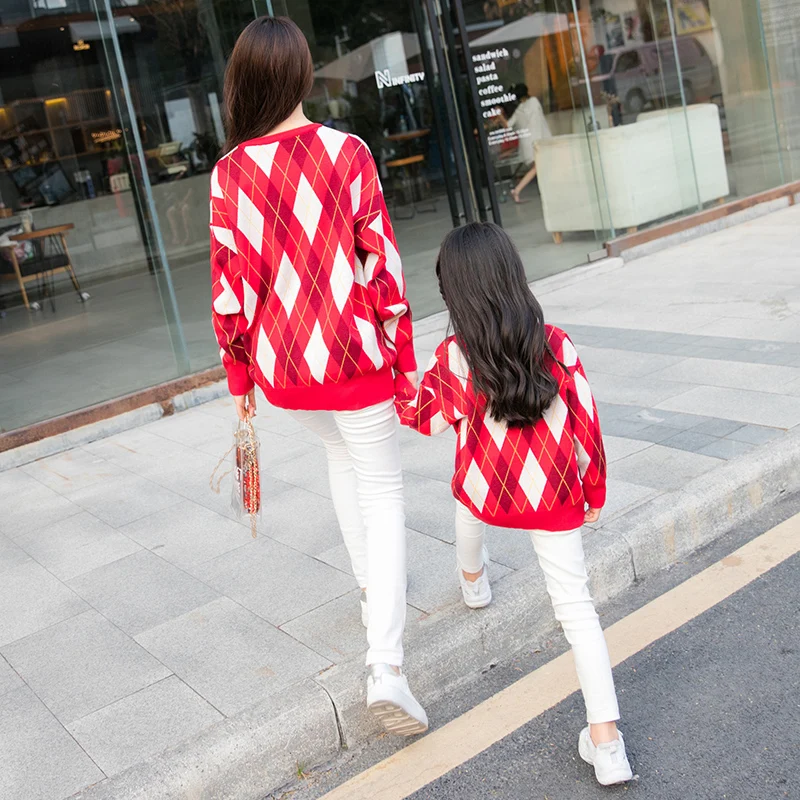 
Autumn and winter new cartoon embroidered bear diamond check mother and daughter matching family matching sweater 