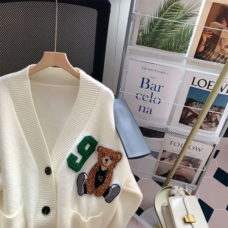 Winter 2023 Women Clothing Oem Odm Custom V-Neck Long Sleeve Jacquard Knitted Sweater Cardigan