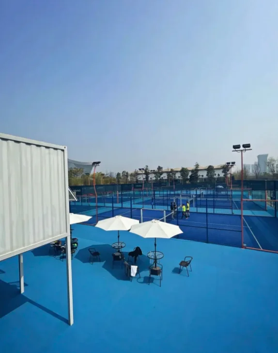 Mobile Panoramic plate padel tennis court Floating plate padelboll tennis court with electric tent Suspended plate tennis court