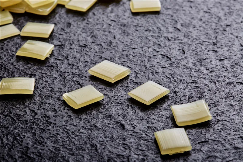 
5002 Fast Curing Adhesive Paper Box Hot Melt Adhesive Particles Yellow Flake 