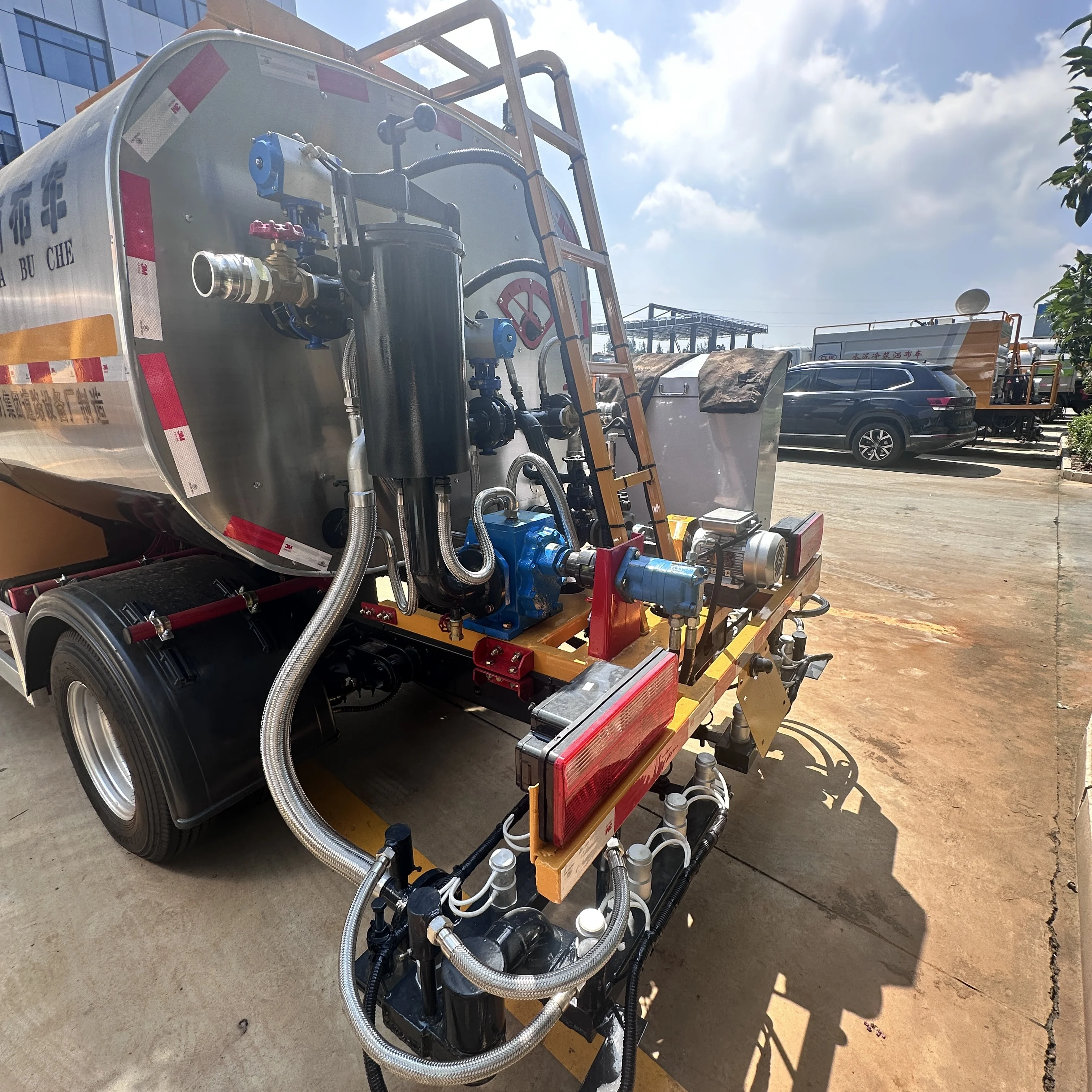 Various specifications of  Bitumen Asphalt Distributor Trucks  for sale