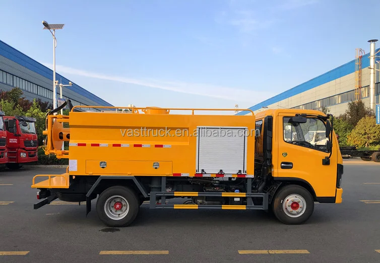 Camion de limpieza a alta presion Dongfeng en venta, 5 CBM, precio de fabrica para destapar alcantarillas.