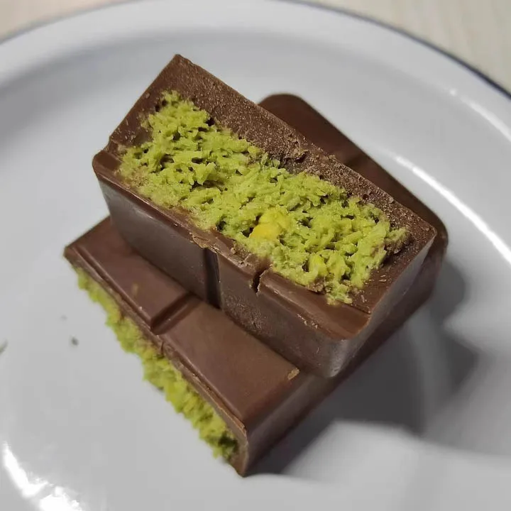 Wholesale snacks candies and chocolates hot selling 40g Dubai style chocolate Dubai chocolates
