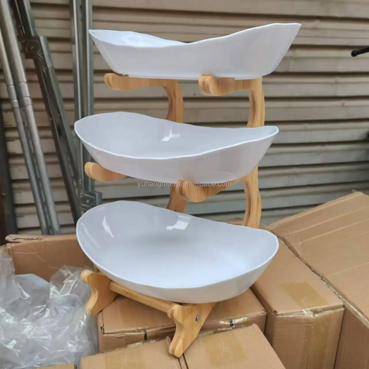 RTSEuropean Style Creative 3 Layers Food Container Dry Fruit Plate Nuts Snacks Food Tray Plastic Bowl With Bamboo Rack Party Use