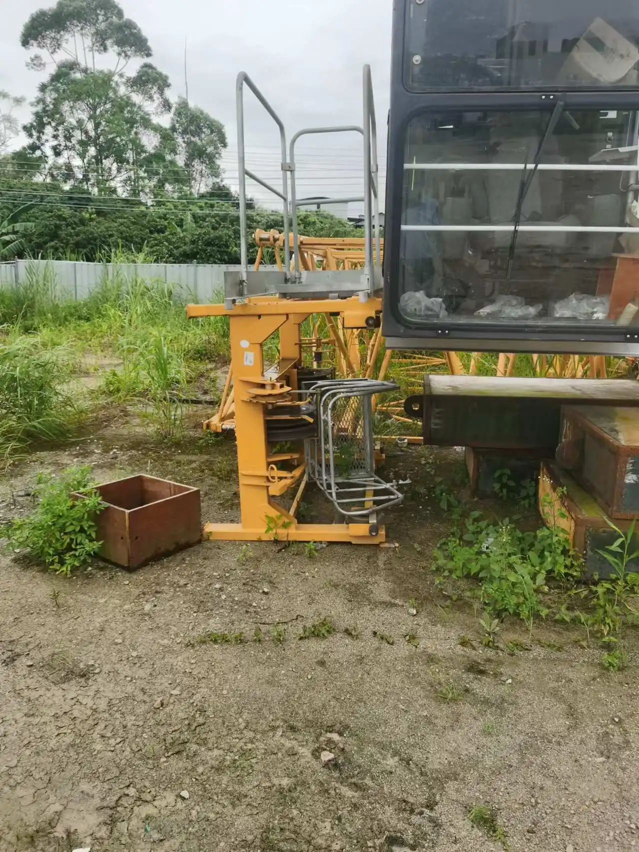 Second-Hand Zoomlion 12t Tower Crane 10t With Perfect Performance Chassis Tower Crane WA7025-12E