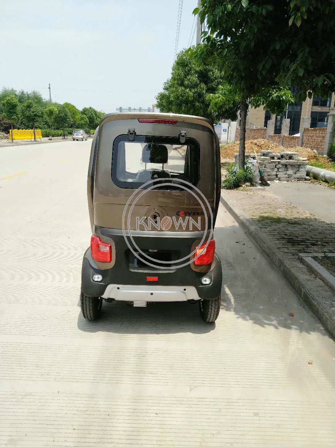 EEC Certificate Electric Car Enclosed Passenger Vehicle 4 Wheel Passenger Taxi for Sale Adult Elder Family