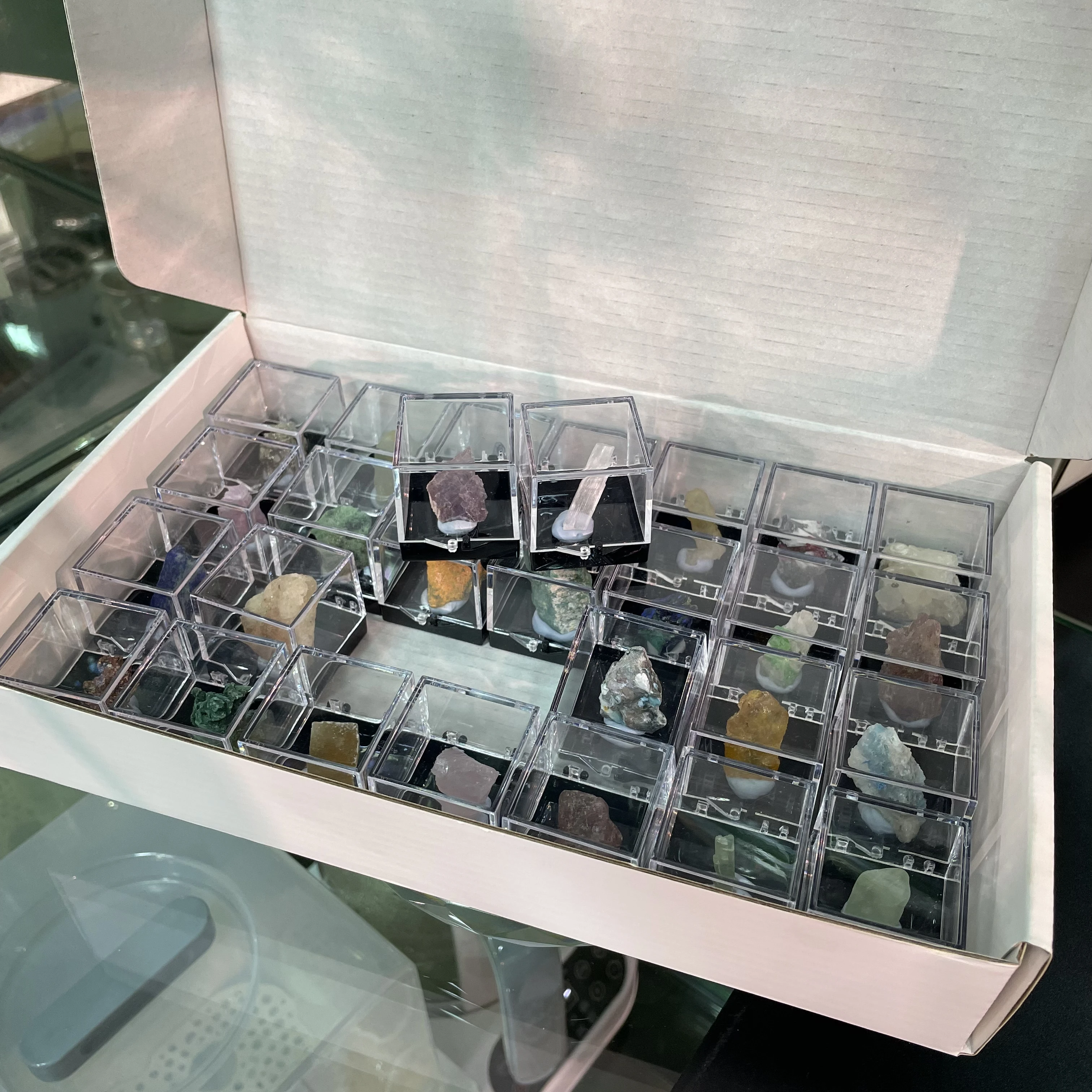 Wholesale Natural Crystal Mineral Specimen Healing Crystal Rough Stone Gravel  In The Box