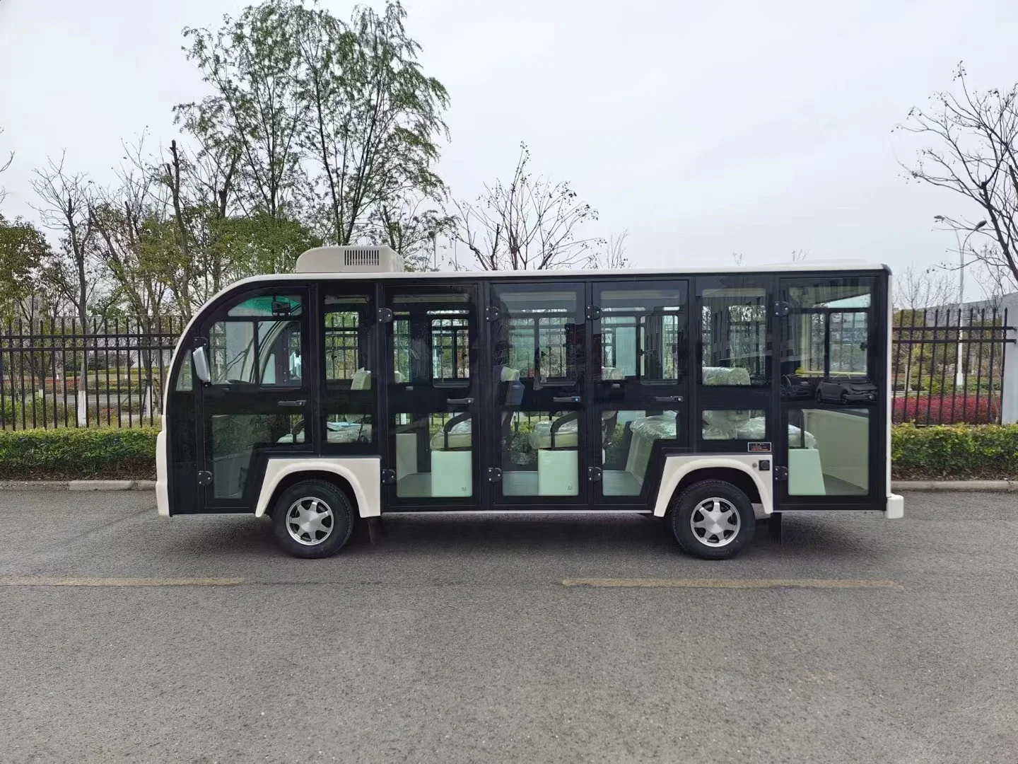 high level electric sightseeing bus closed style with air conditioner and TV and reverse camera