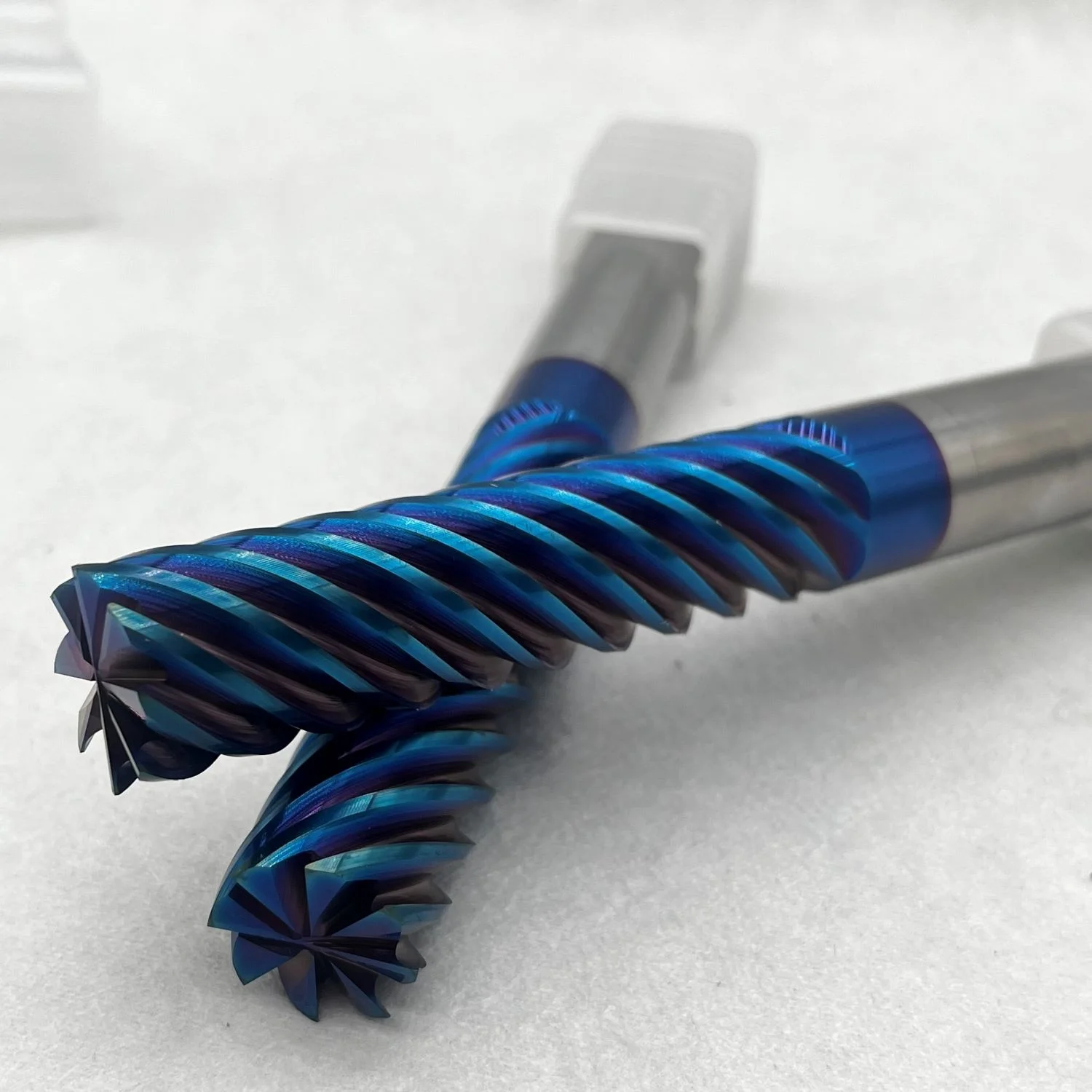 Grewin High Quality Tungsten Carbide CNC Milling Cutter Blue Nano coated 8 Flutes Flat End Mill for Metal Working